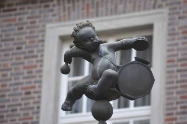 Spaziergang zum Beginn der Session durch die Kölner Altstadt: Fastnachtbrunnen