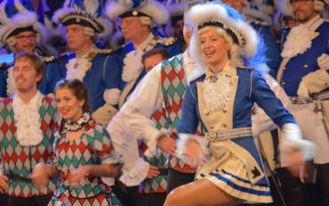 Blaue Funken Marie Seffens, Tanz mit den Kölschen Harlequins beim Regimentsappell