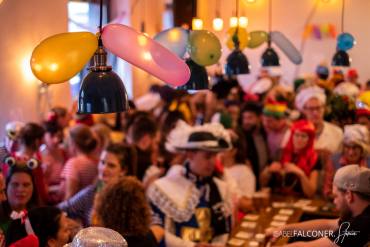 Willie Tanner die kanrevalskneipe, das ehemalige Wilhelms jeck, belebt von feiernden Menschen mit Ballons